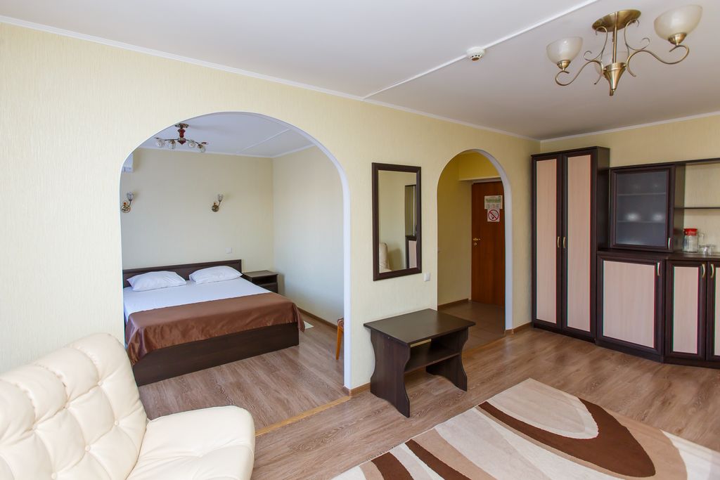 Трёхместный номер улучшенный с видом на город