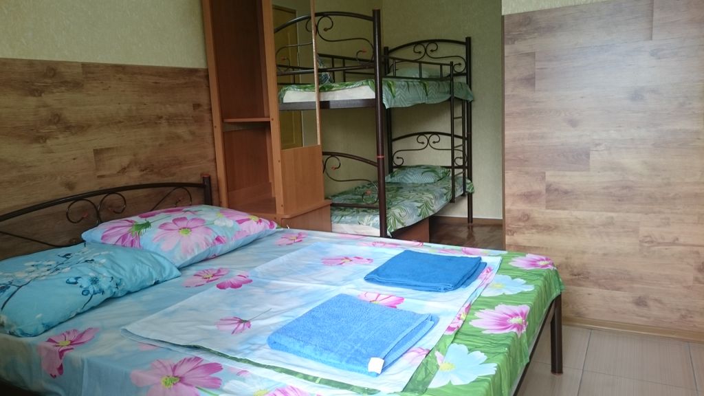 Четырёхместный номер с двуспальной кроватью