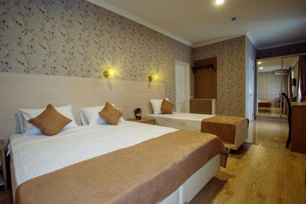 Трёхместный номер стандарт с ванной комнатой