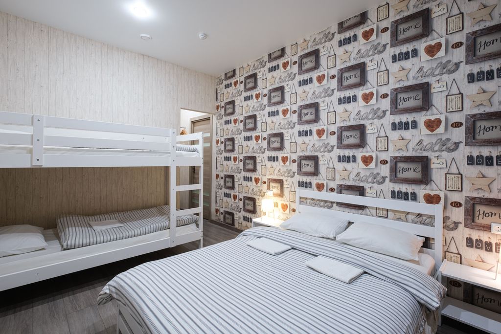 Четырёхместный номер двуспальной, 1 двухъярусной и собственный санузел