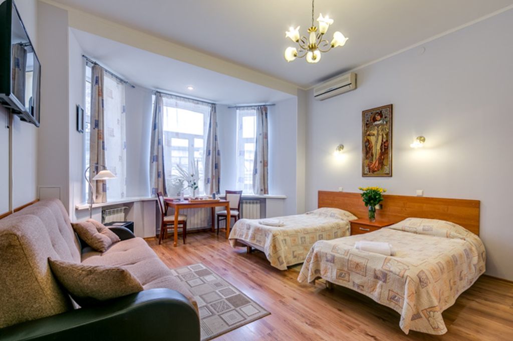 Четырёхместный номер DELUXE Четырёхместная комната категории "Полулюкс" для 4-х взрослых