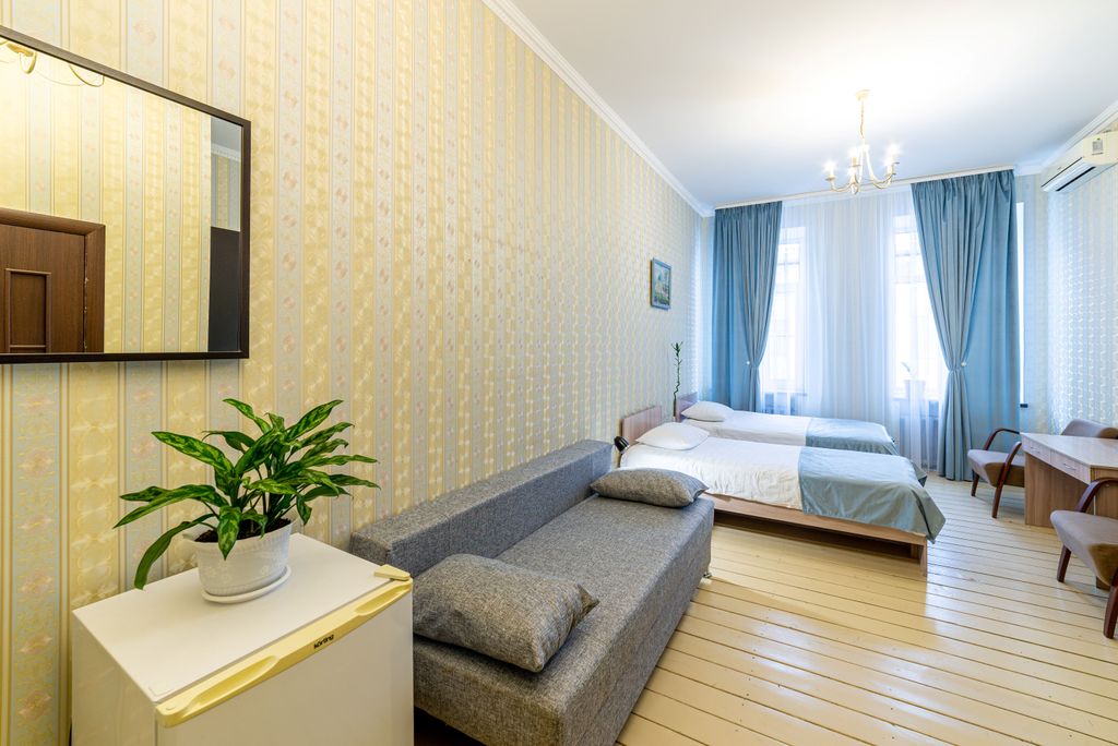 Двухместный номер с 2 отдельными кроватями Эконом с 2 кроватями и диваном, с общей душевой комнатой