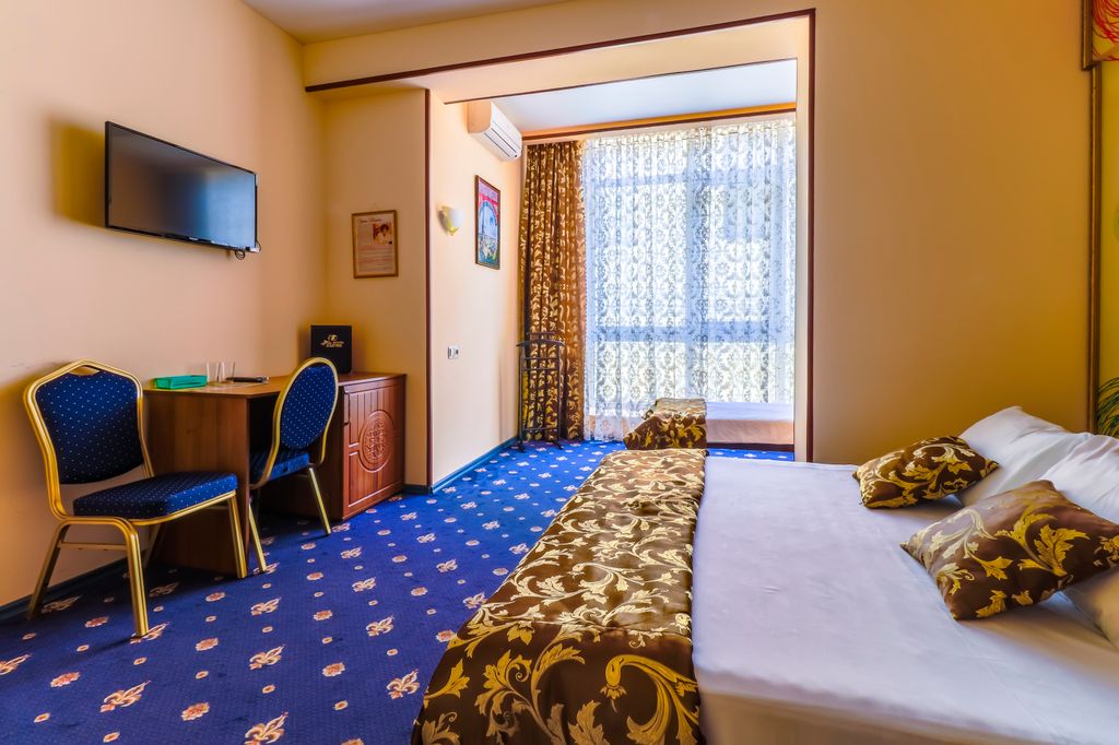 Трёхместный номер стандарт с видом на горы