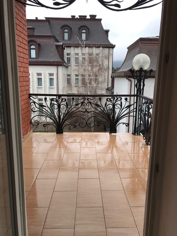 Трёхместный номер эконом с видом на горы