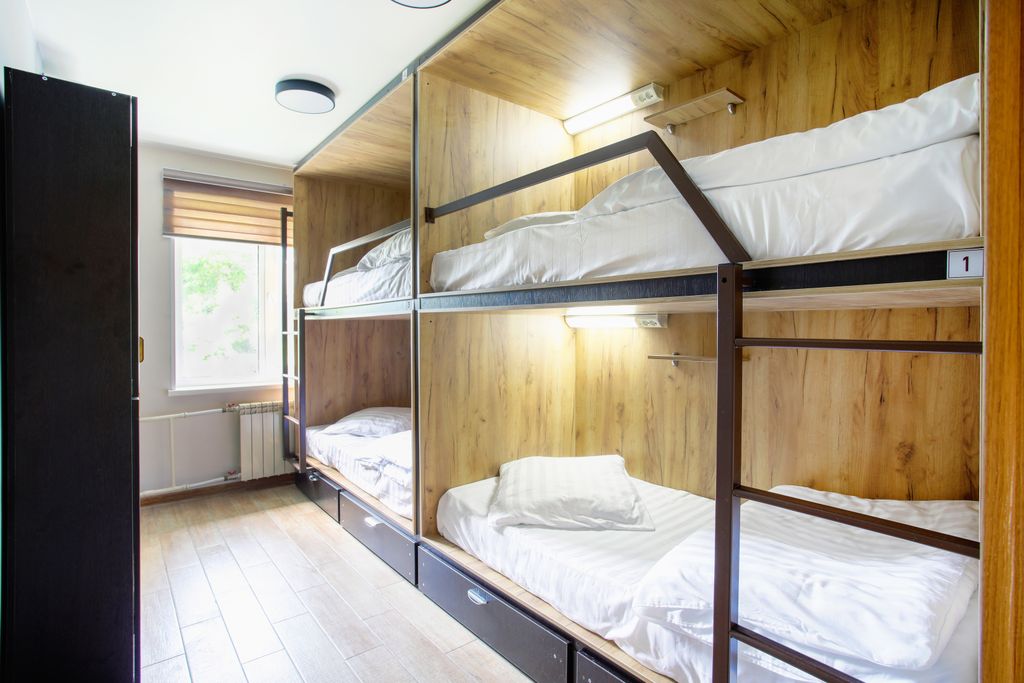 Многоместный мужской номер эконом (душ/туалет общий)