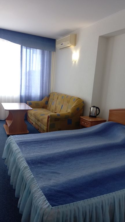 Трёхместный номер улучшенный с видом на море