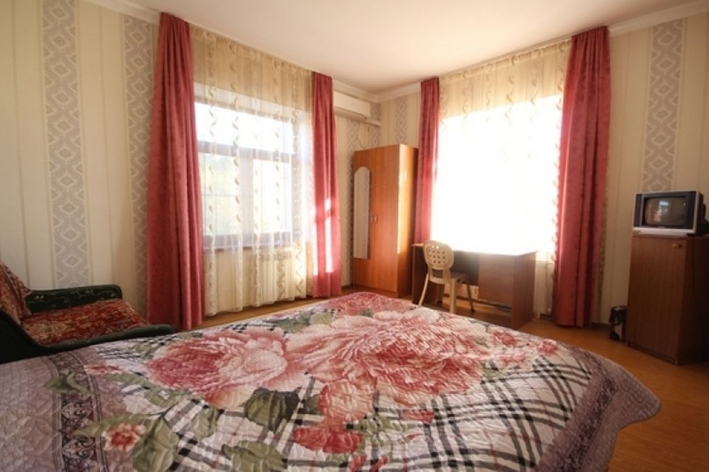 Трёхместный номер эконом с видом на море