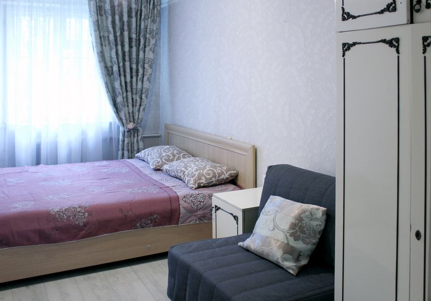 Спальня: двухместная кровать, раскладное кресло