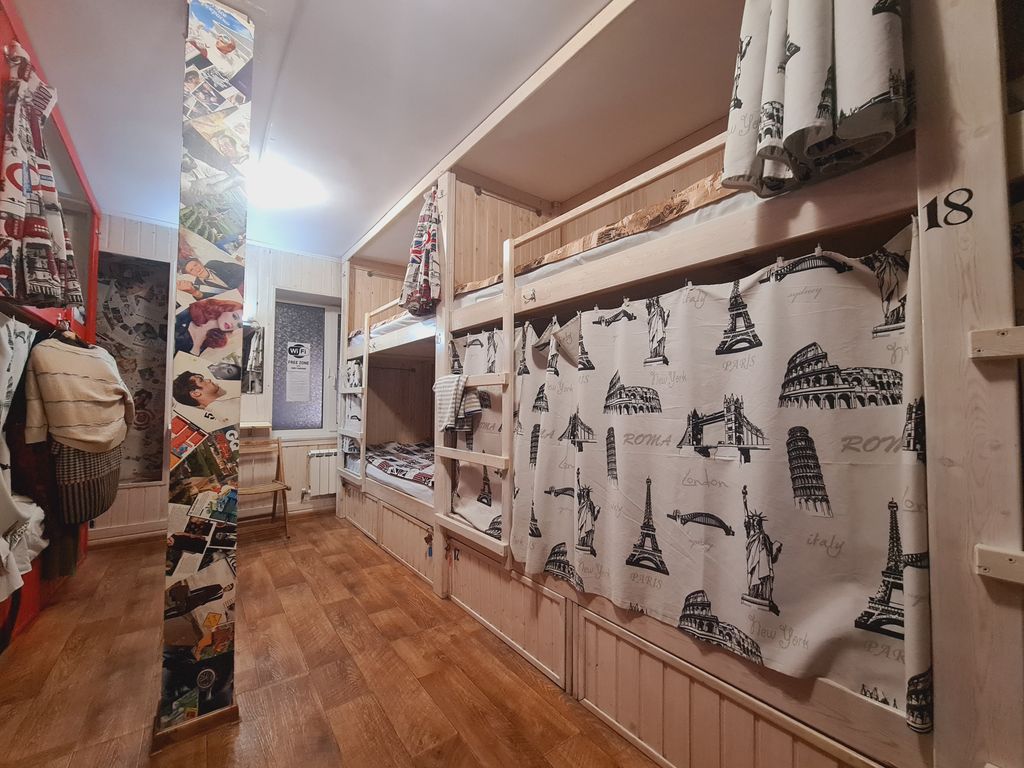 Многоместный женский номер эконом (душ/туалет общий)