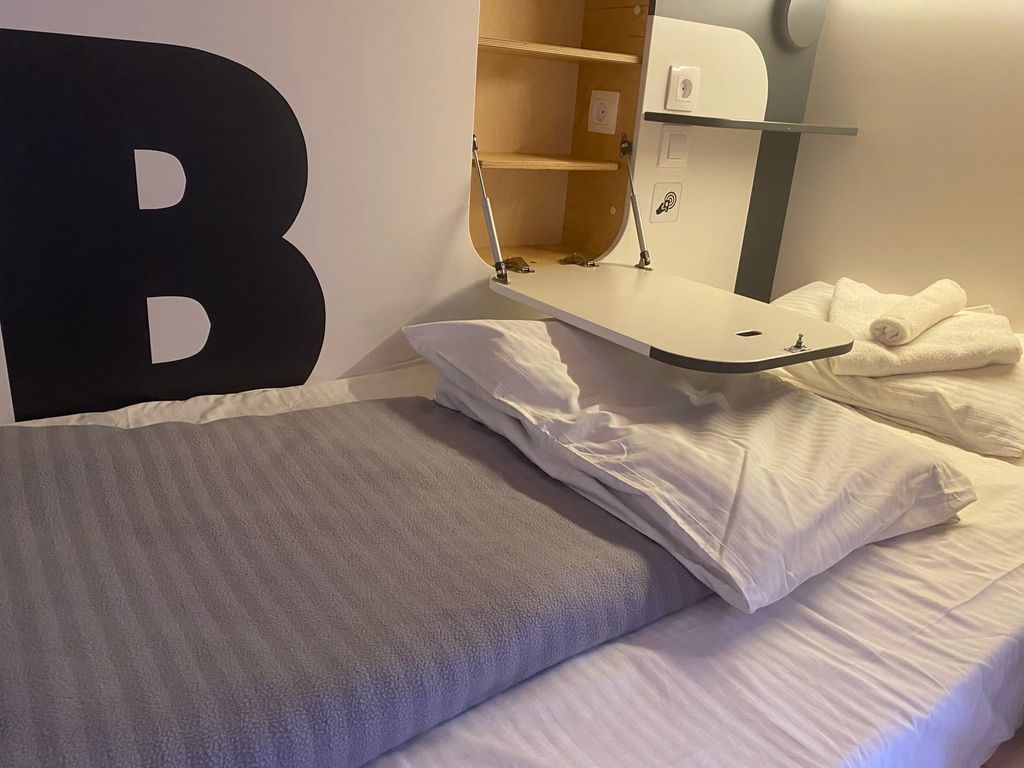 Многоместный женский номер на верхнем ярусе в 4-местной комнате