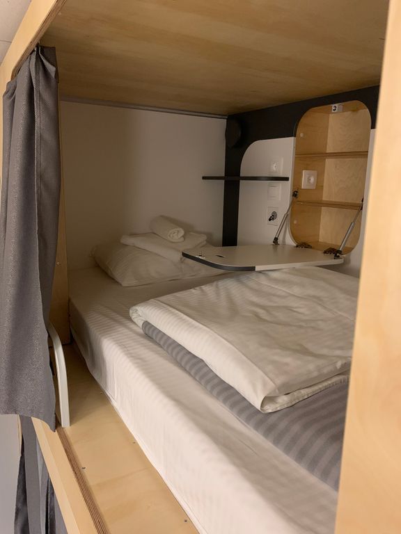 Многоместный мужской номер на верхнем ярусе в 4местном номере