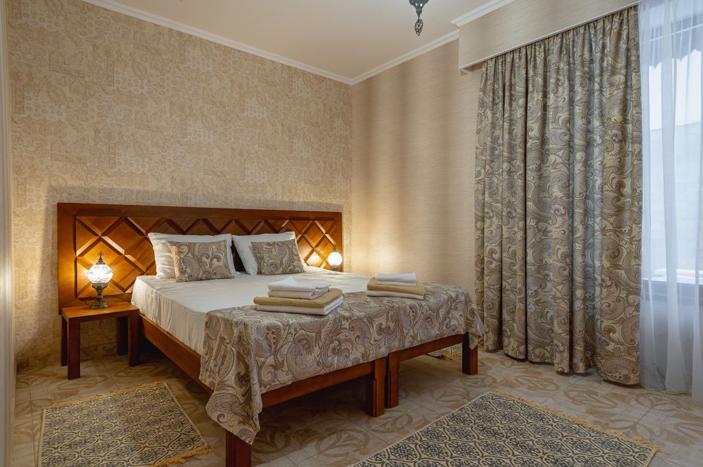 Семейный номер семейный номер с видом во двор (Family Room Inside View)