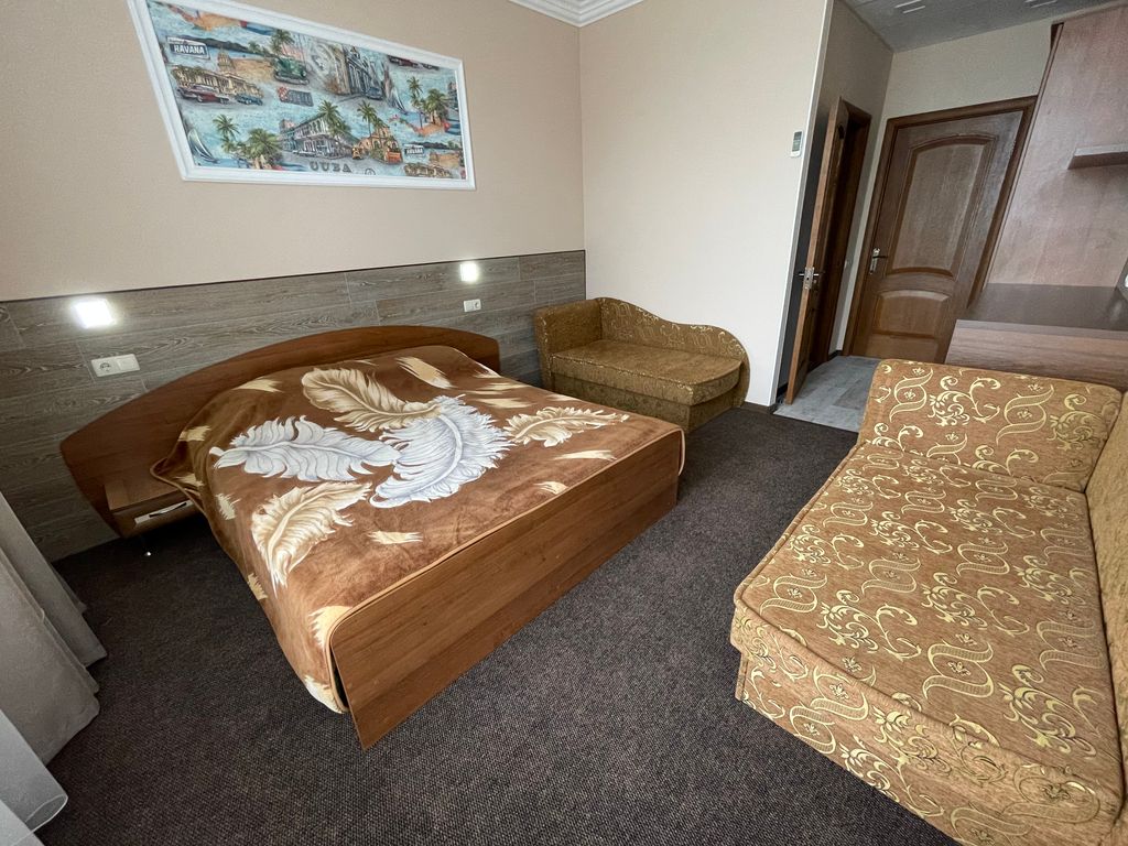 Трёхместный номер с удобствами и балконом с видом на море