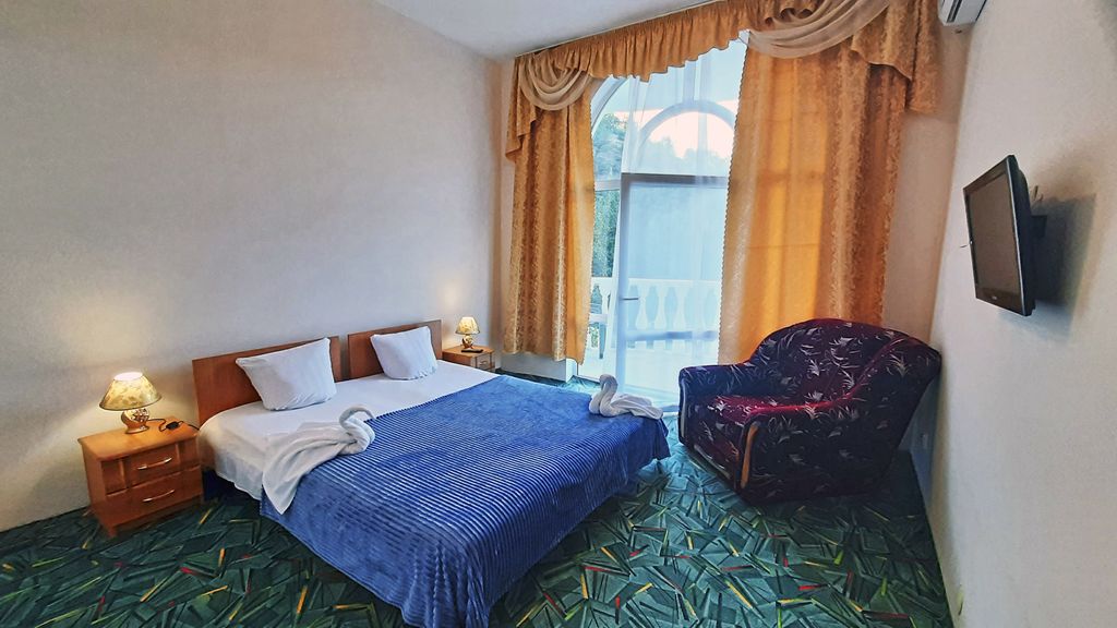 Трёхместный номер люкс с видом на горы