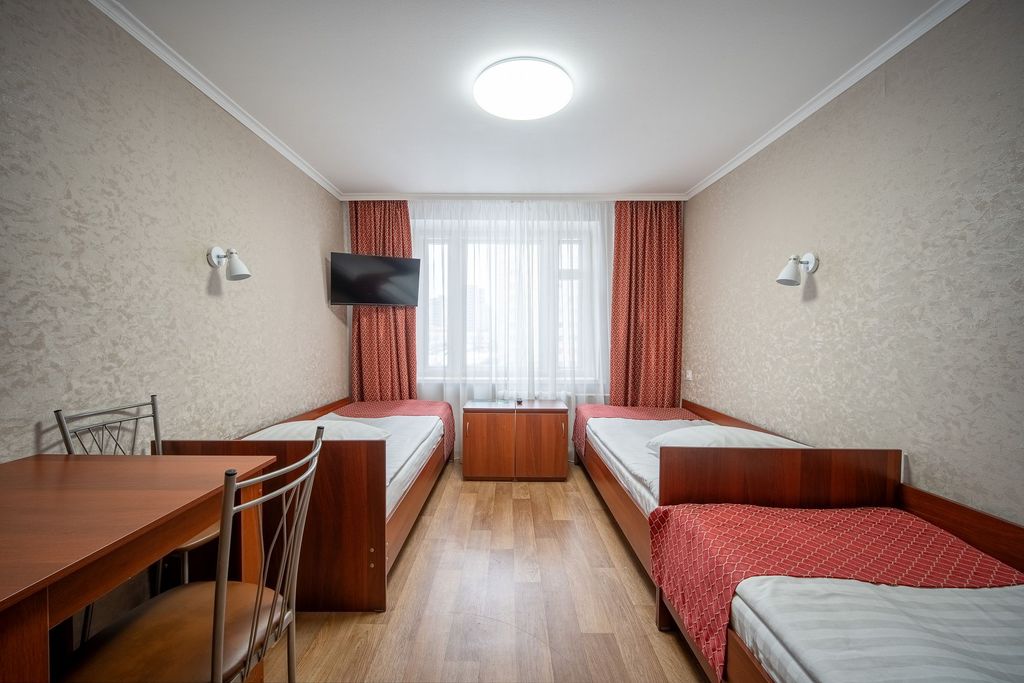 Трёхместный номер эконом с общей ванной комнатой