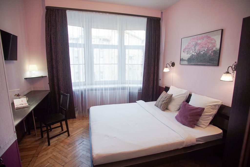 Двухместный номер с 1 кроватью с двуспальной кроватью и общей ванной комнатой