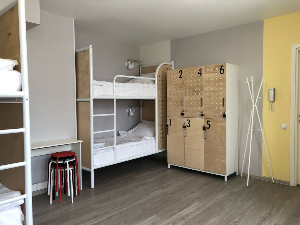 Многоместный смешанный номер 6-местный мужской с общей ванной комнатой