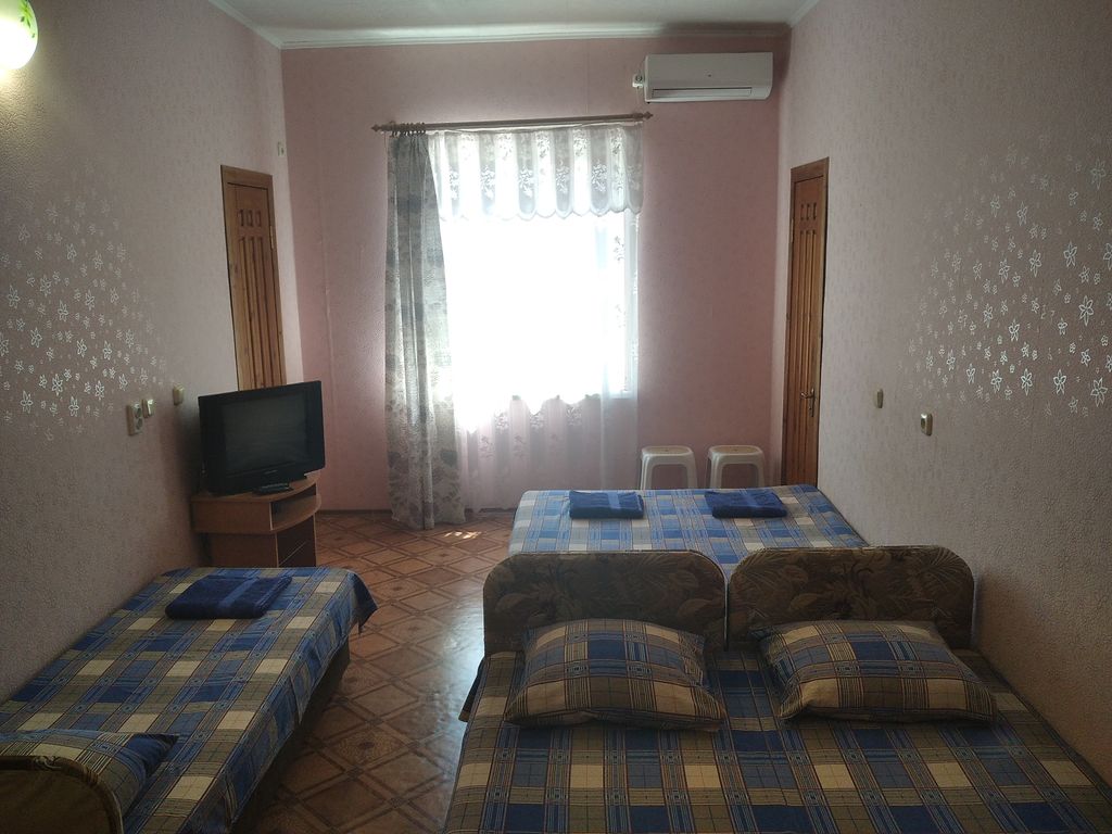 Семейный номер стандарт для 4-ёх или 5-и гостей со всеми удобствами