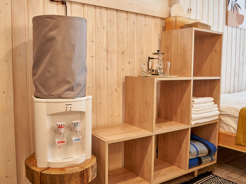 В номере есть кулер с горячей и холодной водой, набор для чая и чай (черный и зеленый), а также полотенца (банное, для рук и для ног) на 2 персоны и уличные пледы для уютных вечеров на свежем воздухе