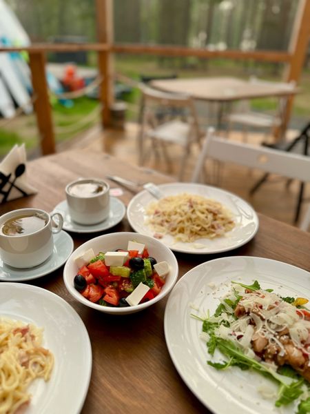 Также в кафе можно пообедать и заказать ужин по меню и приобрести мясо для гриля