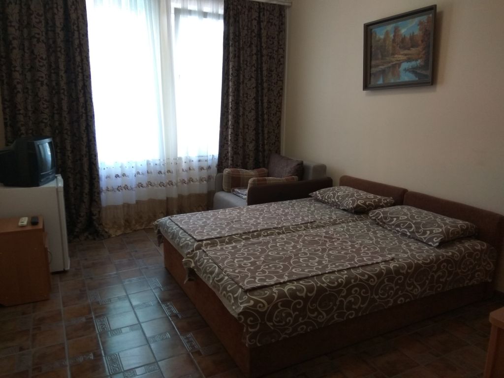 Трёхместный номер эконом с видом на город