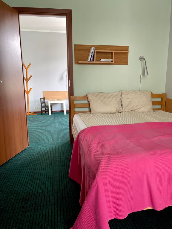 Трёхместный номер вид на улицу