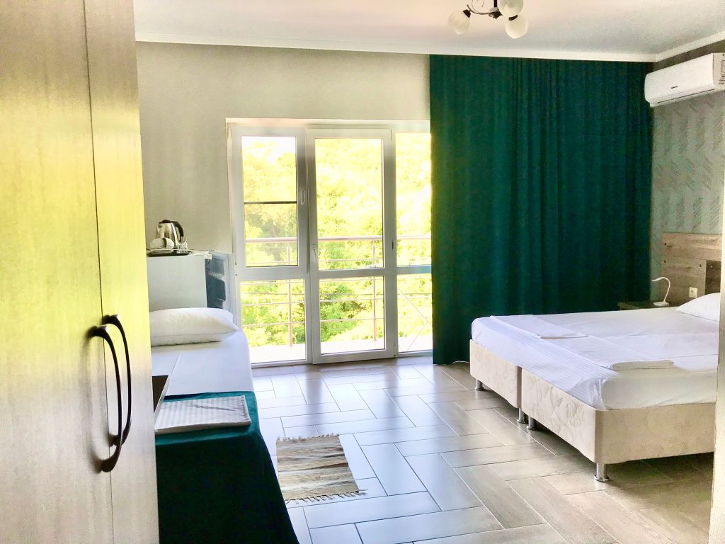 Трёхместный номер Улучшенный трехместный с кроватью.