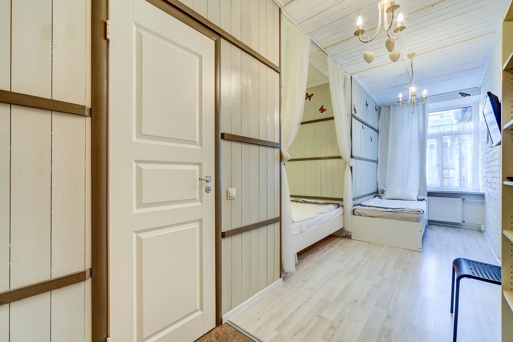 Четырёхместный номер с двумя двуспальными кроватями и собственной ванной