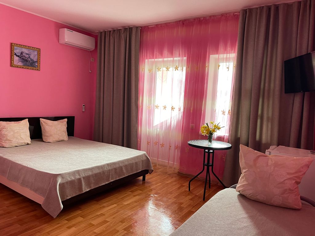 Трёхместный номер с балконом