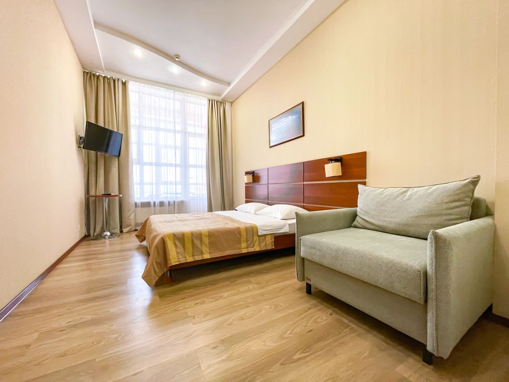 Трёхместный номер с панорамным балконом и видом на море