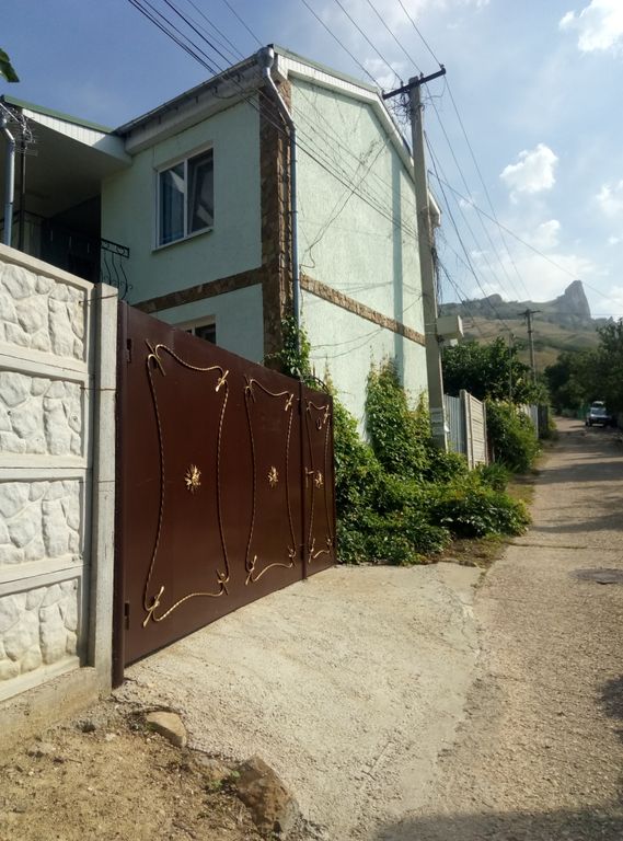 Трёхместный номер эконом с видом на горы