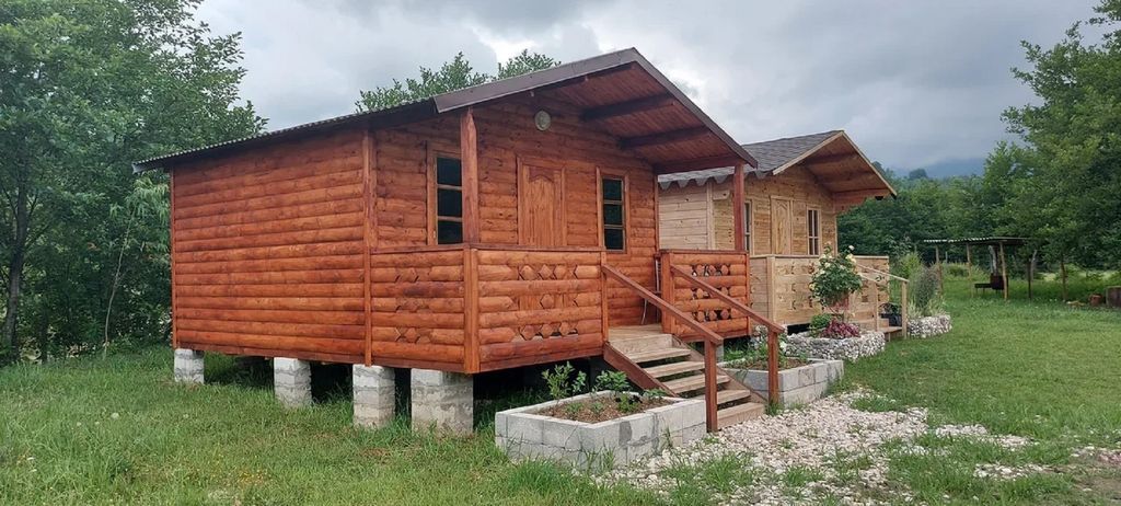 Трёхместный номер эконом с видом на горы