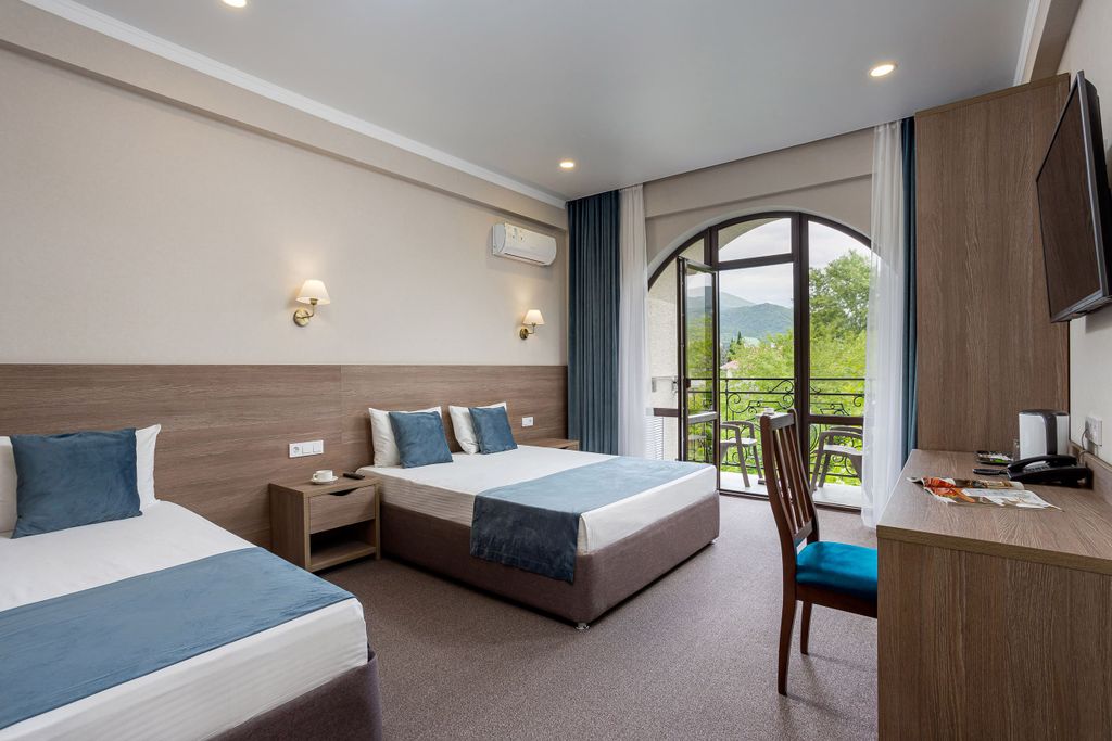 Трёхместный номер комфорт с балконом, завтраком и теплым бассейном