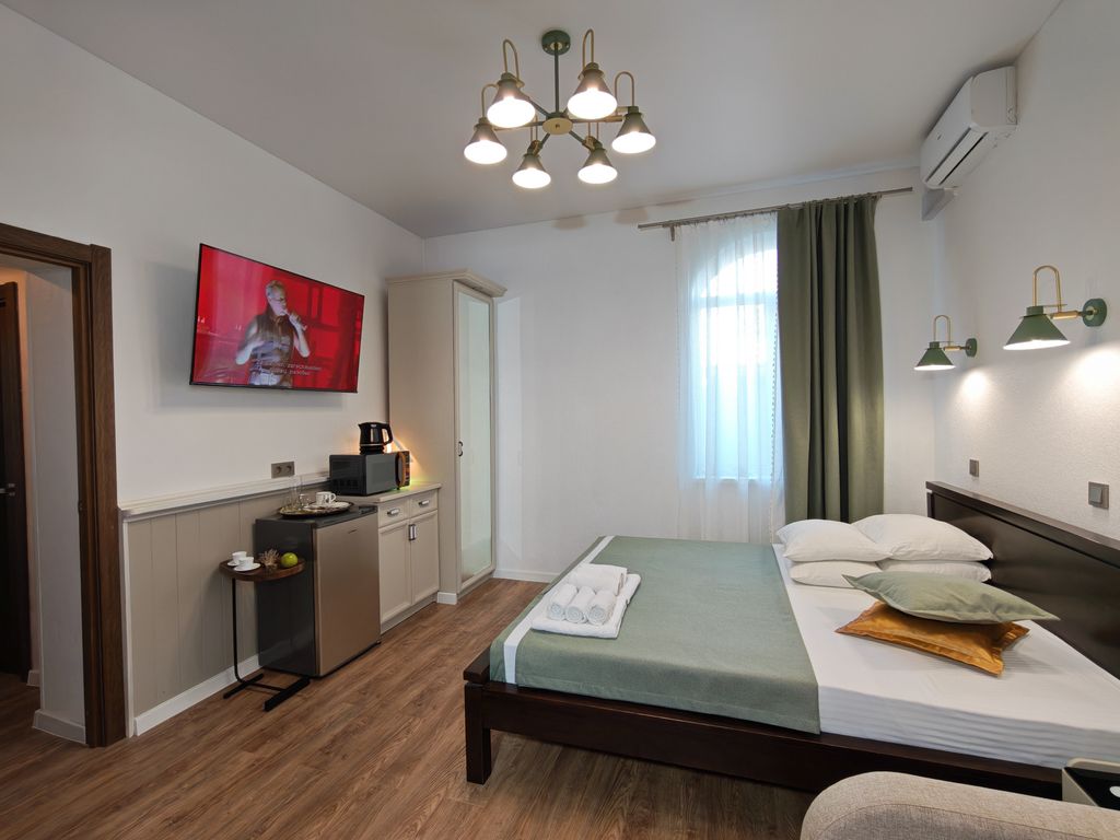 Четырёхместный номер люкс с балконом и видом на крепость и аллею