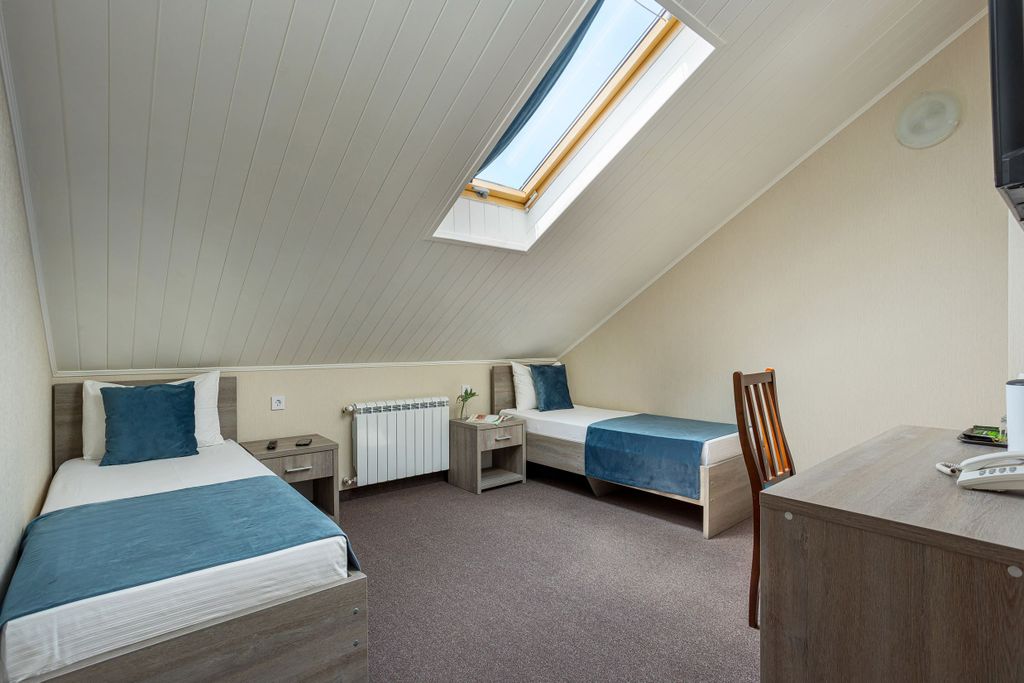 Двухместный номер с 2 отдельными кроватями стандарт на мансарде увеличенной площади с завтраком и теплым бассейном