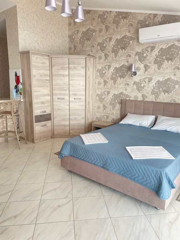 Трёхместный люкс с видом на море и горы