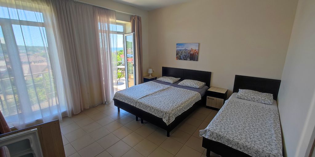 Трёхместный номер улучшенный с видом на море