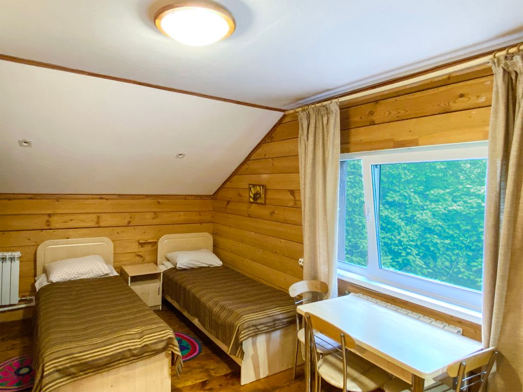 Трёхместный номер эконом с видом на горы