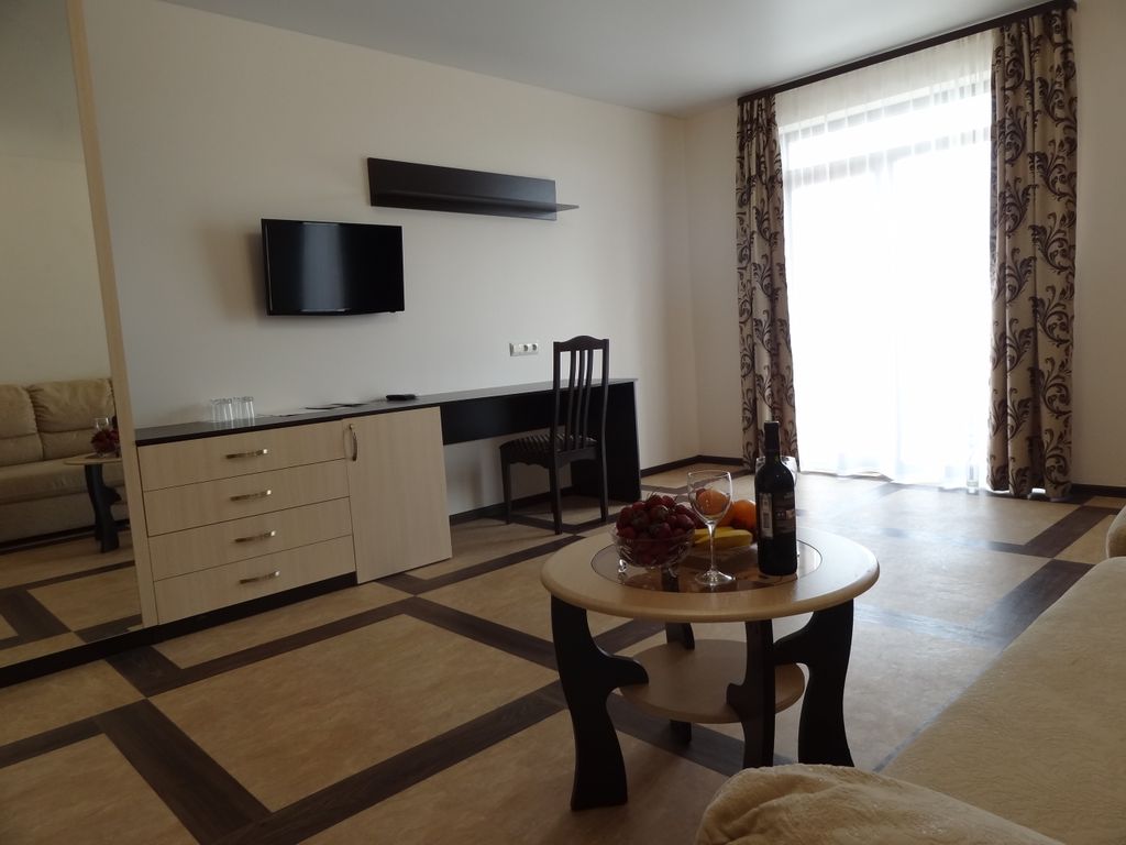 Семейный двухкомнатный с балконом и видом на море