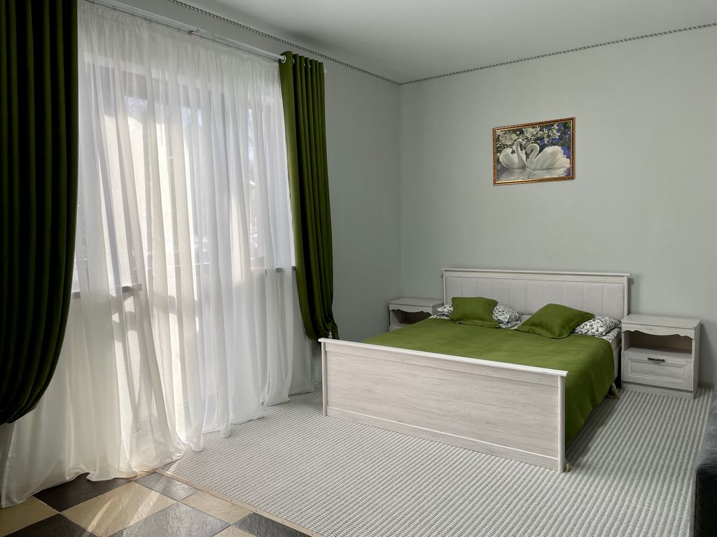 Трёхместный номер с двуспальной кроватью и диваном