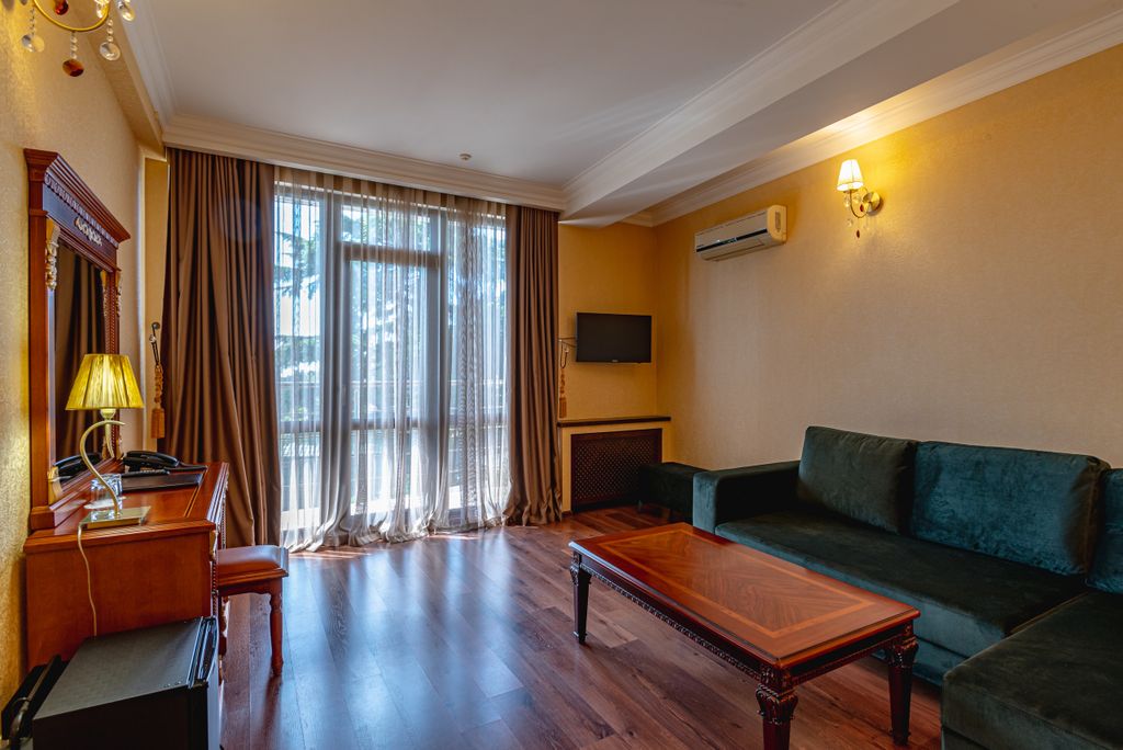 Четырёхместный номер люкс с балконом двухкомнатный