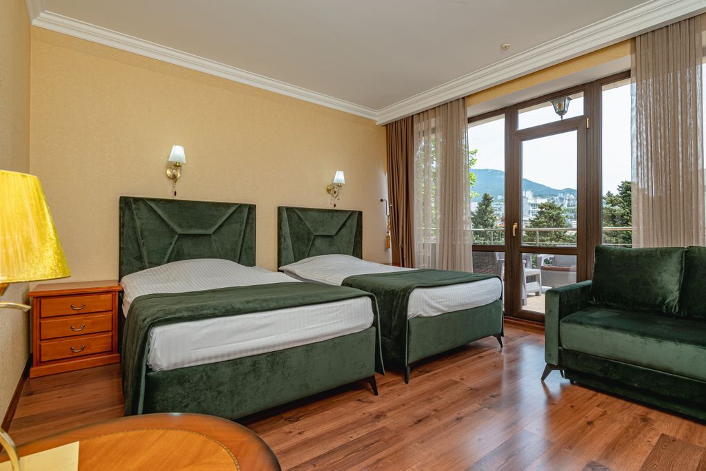 Трёхместный номер полулюкс с раздельными или двуспальной кроватью