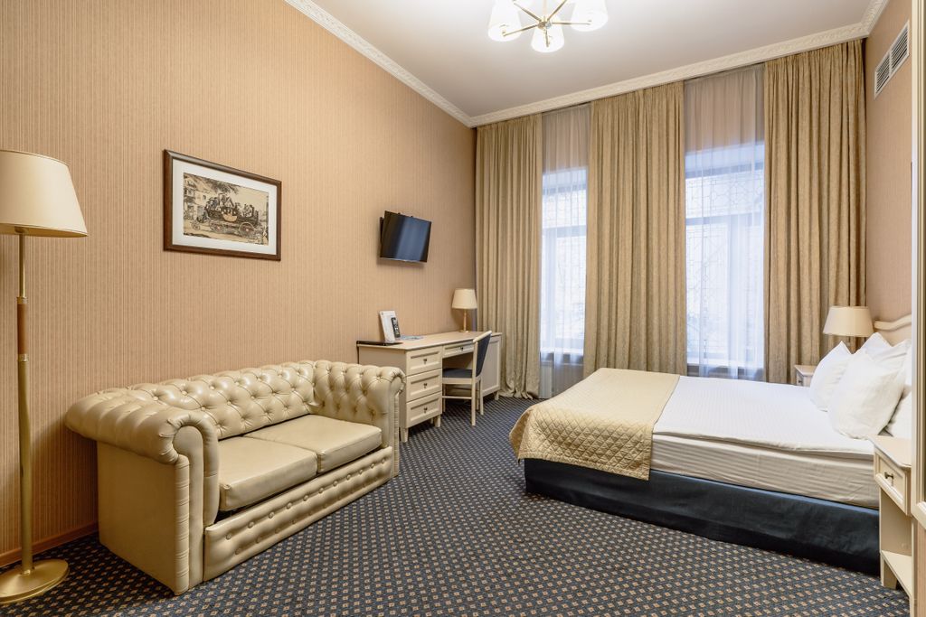 Двухместный номер с 1 кроватью Делюкс с 1 большой кроватью и диваном