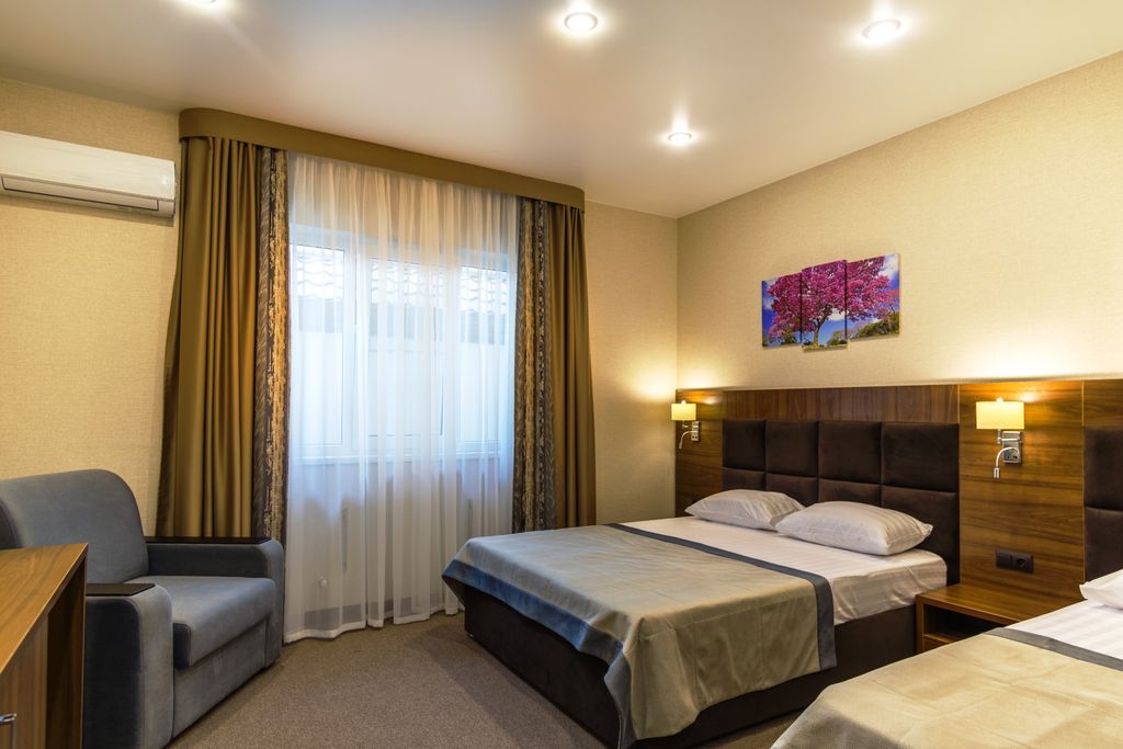 Трёхместный номер на первом этаже