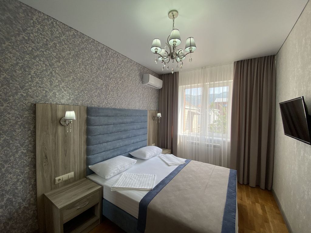 Семейный номер на втором этаже с видом на горы