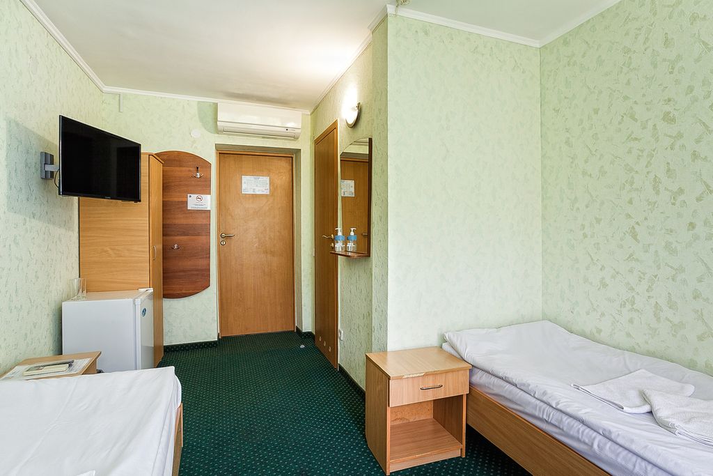 Двухместный номер с 2 отдельными кроватями стандарт А улучшенный (юг + балкон)