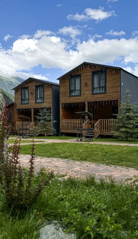 Дом двухэтажный дом с видом на горы