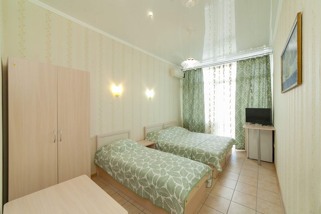 Трёхместный номер полулюкс с видом на море