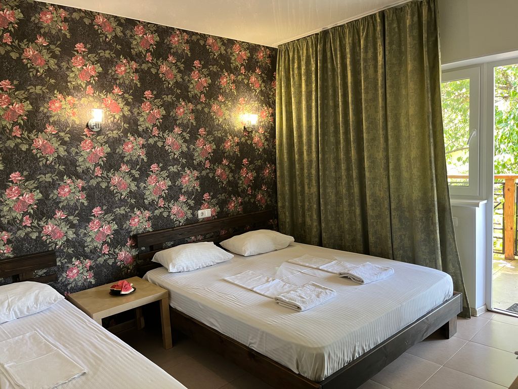 Трёхместный номер комфортный семейный с видом на сад