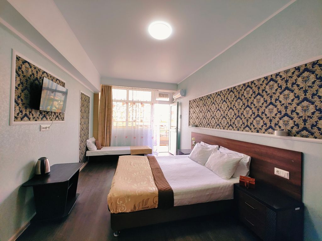 Трёхместный номер комфорт с балконом